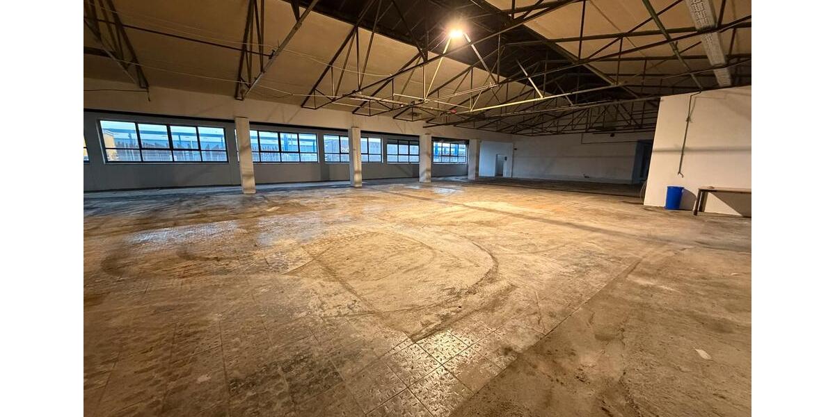 Nach Sanierung: Flexible Gewerbehalle+WC-Anlage+Büro zimmer