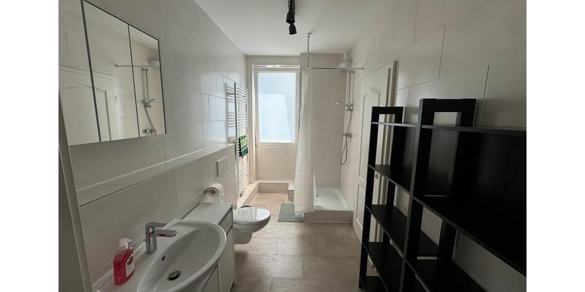 Voll möbliertes Frauen-WG-Zimmer inkl. InternetStromEtc. 3 zimmer