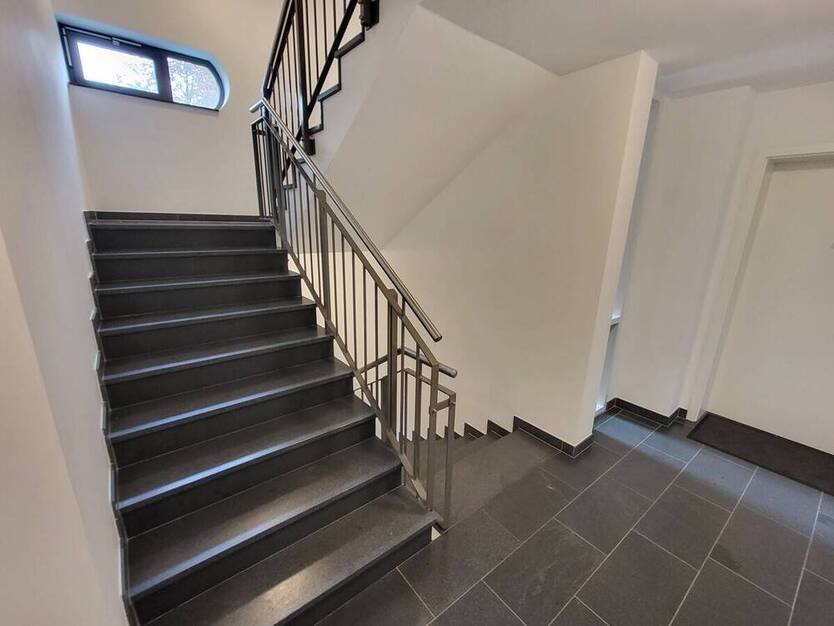 Exklusiv: Sanierte 3-Zi.-Wohnung mit Carport, Aufzug, Balkon & traumhaftem DOM-Blick am Mühlenteich
