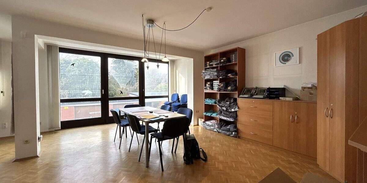 Rarität: Großzügiges, vollunterkellertes EFHZFH mit Doppelcarport und 5 Garagen in Lübeck-Kücknitz 8 zimmer