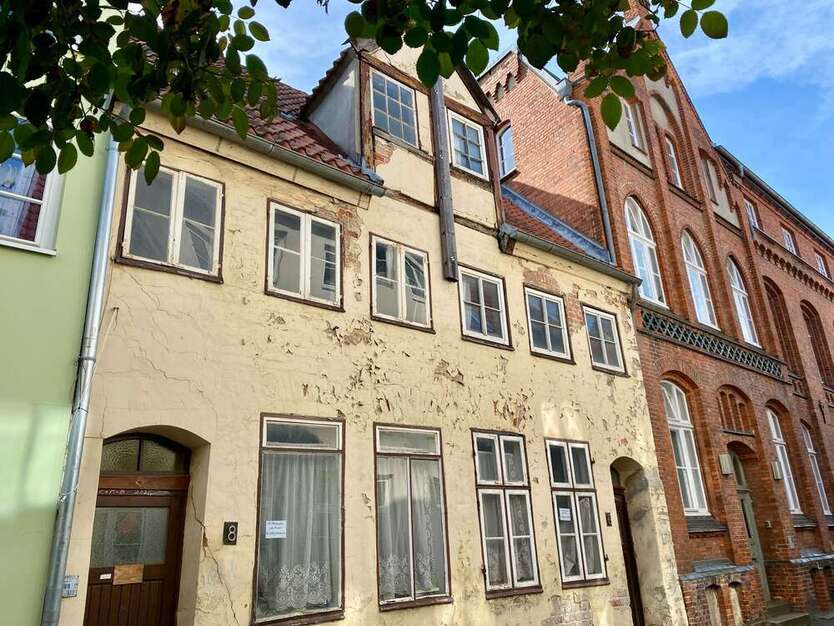 Haus zum Kaufen in Lübeck 240.000 € 198 m²