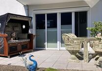 Exklusive EG-Wohnung mit 2 TG-Stellplätzen, EBK & Aufzug – Nähe Kurpark & Ostsee