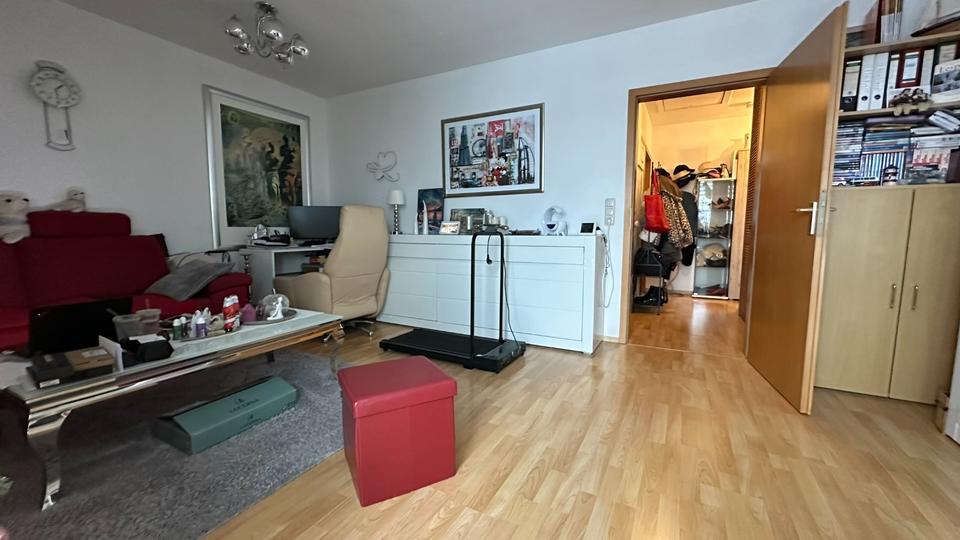 2-Zimmer-Wohnung im DG großzüg, hell, freundlich mit Carport 2 zimmer